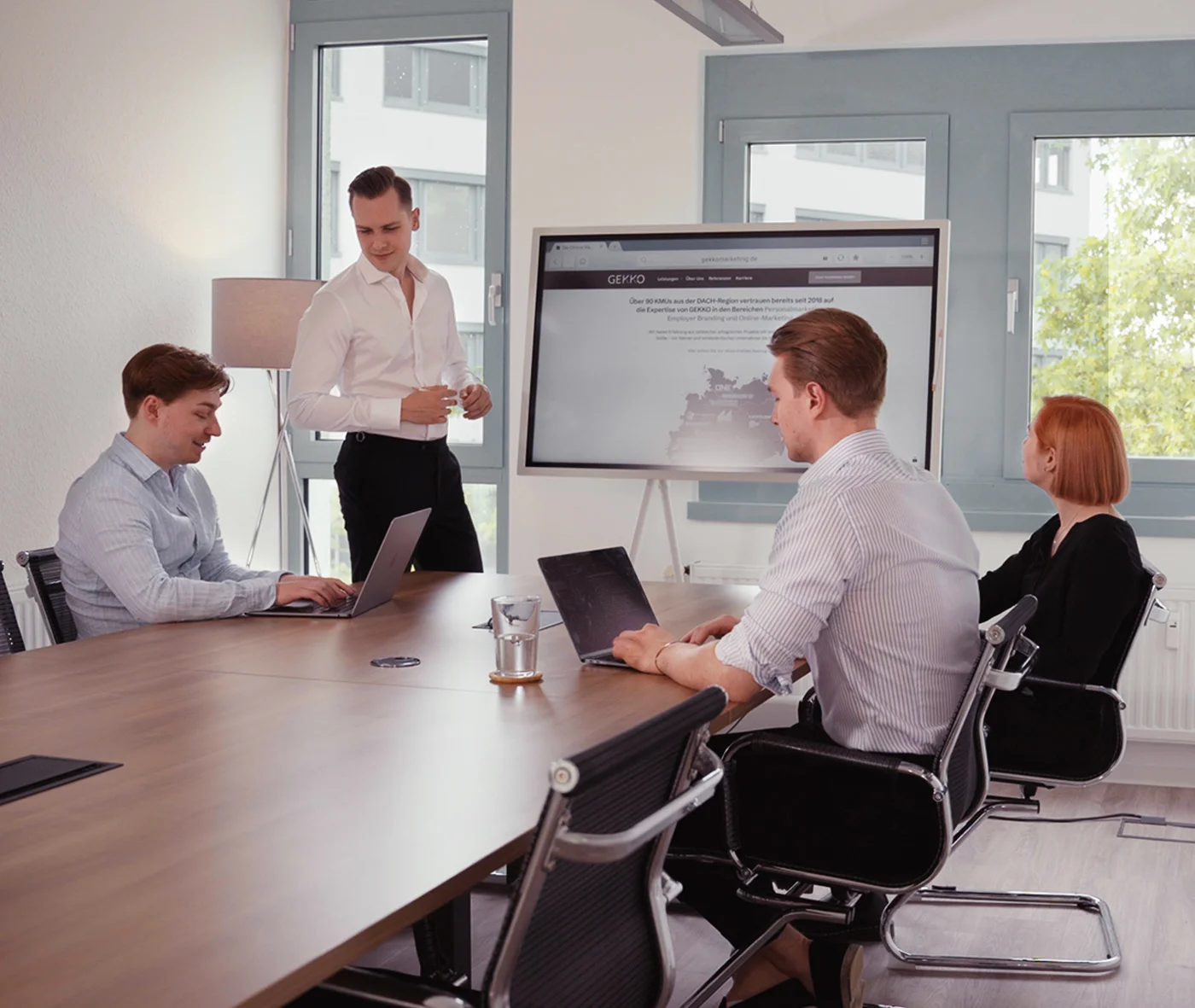 Das GEKKO Team im Büro im Media Tower Düsseldorf